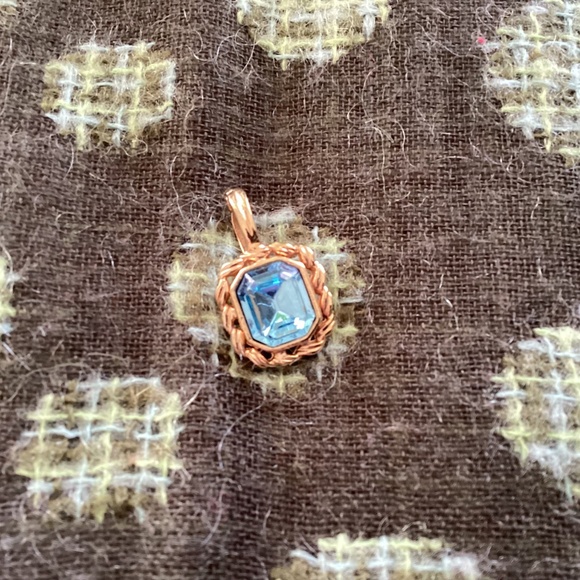 Pendant with pretty very blue stone gold finish.good size ROMAN stamped - Picture 4 of 4